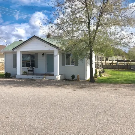 *Gorgeous Hideout, Close to everything, 3 bedrooms, fully remodeled!*