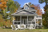 Classy Estate with Views + Walk to the Neat Café (10 min to Calabogie