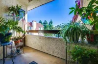 Stylish Friars Rd Retreat w Resort Pool & Elevator - Holiday Apartments