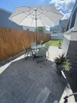 Beautiful sun filled 2 BR 3 blocks from beach- 2 beach passes- kids are free
