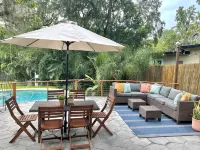Mid-Century Boho Chic home with Pool, Game Room & Outdoor Playhouse. - プライペートプール