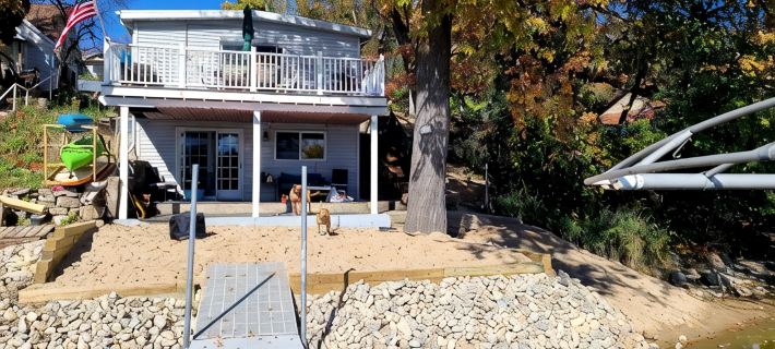 Private Beach Waterfront w/ Dock - Rock River Hideaway Hotels in Rock County