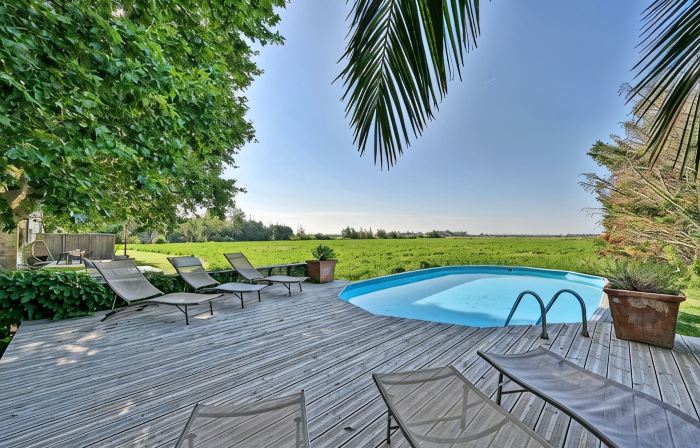 La Maison de Campagne , in Provence Gîte with swimming pool and bicycles