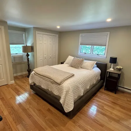 GREAT LOCATION- 4 bedrooms with 2 ensuites. Short walk to beach and town center.