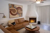 Charm of Old Litchfield- No Chores! - Homestays