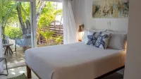 Oceanfront 4 Bedroom Bungalow with Private Pool, Large Beach Area and Staff - พร้อมระเบียง