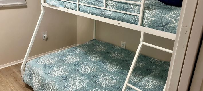 Hot Tub, pristine beach access, 2-bdrm cottage with AC, WiFi near Port Austin #2 Hotel di Huron County