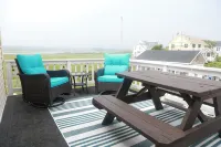 Second Floor Apartment Across from the Beach with Private  Access to Beach!!! - 2つ星