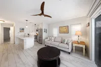 Stunning beachfront condo next to restaurant & a short drive to famous RumPoint - 3-stjärniga