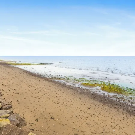 Very cozy and spacious 4-season cottage with easy access to Ocean