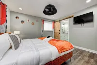 NEW Retreat 4-bedroom Indianapolis Dreamhouse with Hot tub & Pets ok - Boutique
