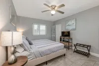 Beautiful downtown Melbourne Beach renovated apartment one block from the beach!
