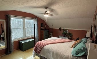 Rustic cabin just outside of Madison!