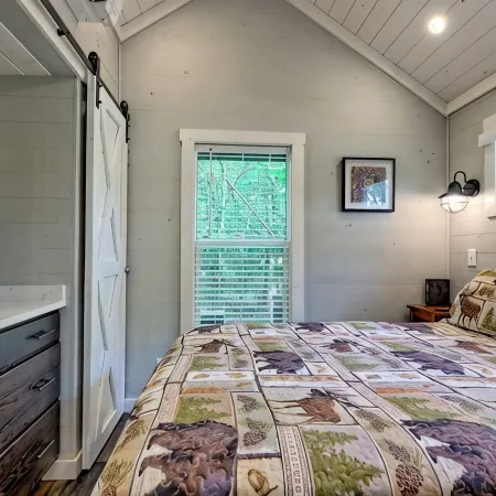 Cozy Cabin in Enchanting Franklin with AC