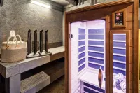Gorgeous Remodeled 3-Bedroom home in charming downtown Frisco with Private Sauna