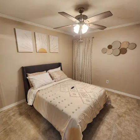 Close to Louisiana Down's Casino. A charming 3-bedroom house, great amenities!