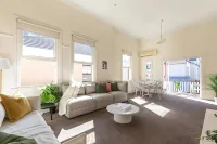 Oversized Artdeco Apartment w 4m high ceilings - Wifi