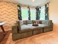 Jungle-Inspired 4BR Oasis - Peaceful & Private - 4 ดาว