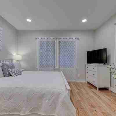 Cozy Downtown 1BR w/ Parking Rooms