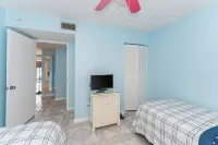 1-Min to Beach – Hot Tub + Pickleball