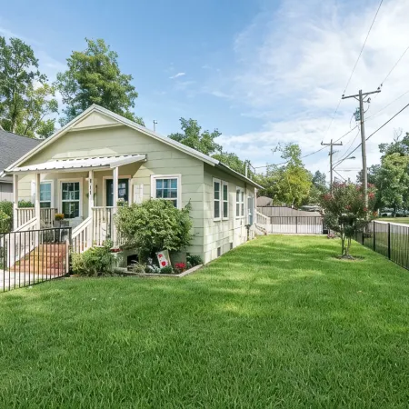 Tomball Craftman Cottage Отели в г. Томбал