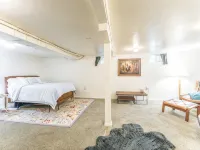 Minutes Walk to Downtown, Whychus Creek—-Bedroom, Cozy Cottage/Private Sauna. Hotels in Sisters