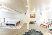 Minutes Walk to Downtown, Whychus Creek—-Bedroom, Cozy Cottage/Private Sauna.