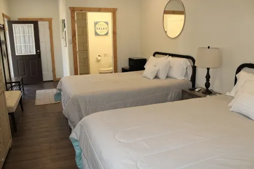 Adorable Molly B Cabin 1-bedroom 1-bath w/parking/WiFi/AC - 2-Star