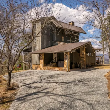 SMOKY MOUNTAIN MAGIC-SPECTACULAR VIEWS! 3 Bdrm, sleeps 8, Hot Tub, Close to NOC