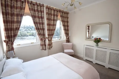 Riverside Apartment offering stunning views over River Tay - مطابخ