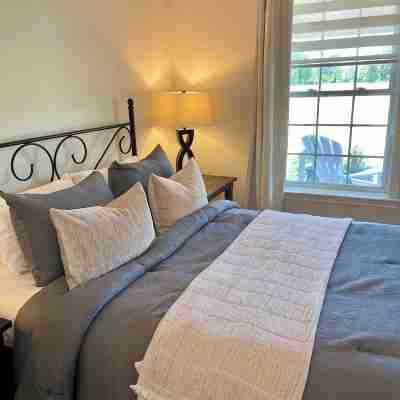 5 minutes to Picton downtown w/ beach pass! PEC apartment with backyard space Rooms