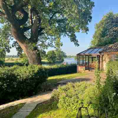Riverside cottage in idyllic  location with private mooring.Great for fishing! Hotel Exterior