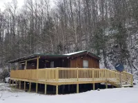 Secluded Nature Retreat w/ Huge Deck, Hot Tub & Fast Wi‑Fi - 2 étoiles