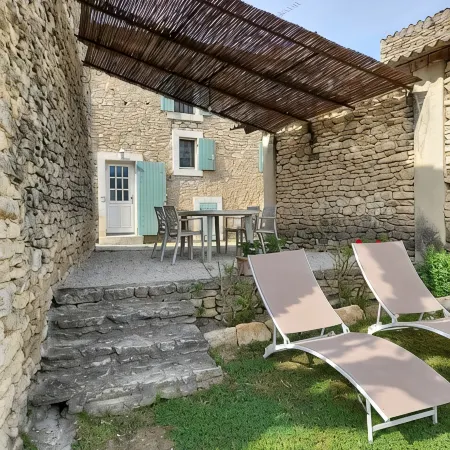 GIte in a quiet hamlet near Gordes