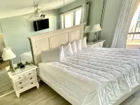 Garage Parking Included! Beachfront Condo with A Gulf Front Master! Awesome View - 4 ดาว