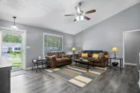 3 Bed/2 Bath Modern 1400 sq ft Home in Quiet Paducah Neighborhood Near Winery. - Homestays