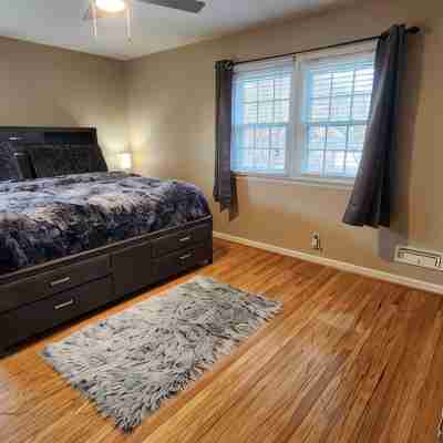 Spacious Escape: Five Bedroom Home Near Airport, Expo Center Rooms