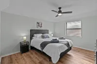Golden DFW - Near Stadiums, Large Pool, Fire Pit - Homestays