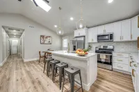 Luxurious Home in Irving TX w/ HOT TUB