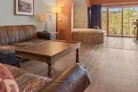 Upscale, Riverview, 3Br, 3BA, 2040SF, Main Floor, 14ft Ceiling - 3-Star