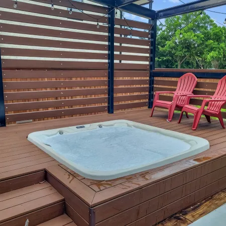 Simply Get-A-Waco - Walkable: Magnolia Silos & Downtown Waco, Hot Tub, Sleeps 10