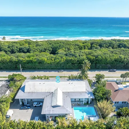 Beachside 2BR/2BA - Pool, Balcony, Parking - Steps to the beach