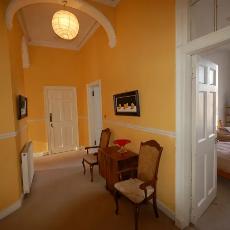 Fantastic city centre location - Spacious 3 bedroom apartment