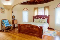 Family Friendly Waterfall Home with pool & Wi-Fi / 7p