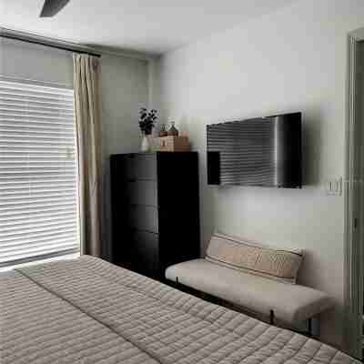 Amazing Location!  Alberts Place @ Midtown w/parking Walk to UF and the Stadium. Rooms