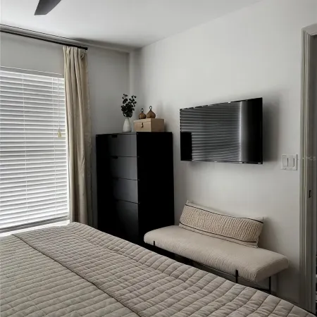 Amazing Location! Alberts Place @ Midtown w/parking Walk to UF and the Stadium.