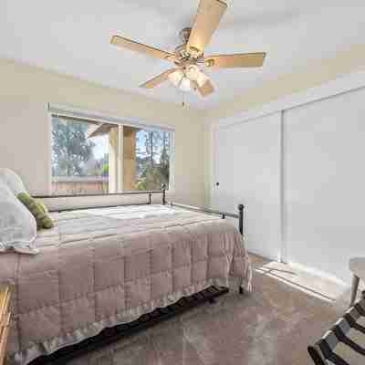 Entire condo in Bakersfield with WiFi, AC Rooms
