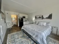Lindell - Updated Downtown Studio - One Block From Main Street - King Bed!