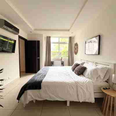Prime Location 2 BDR Apt, Pool, GYM, ground floor, Walkable to Everything Rooms