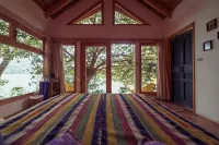 Spectacular Lakefront Cabin with luxury outdoor shower - Homestays